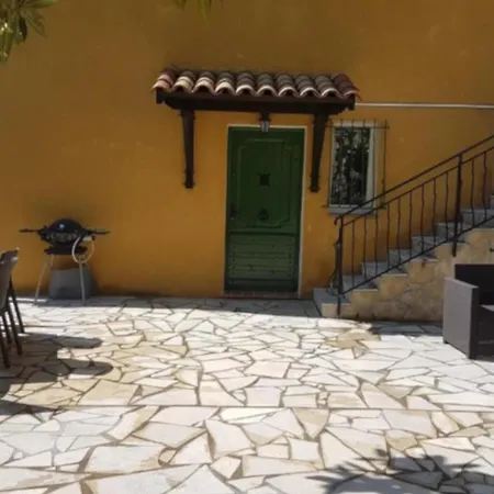Cosy Private Pool Apartment